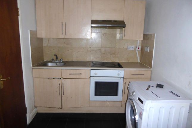 Flat B, 278, Hanworth Road, Hounslow photo 2