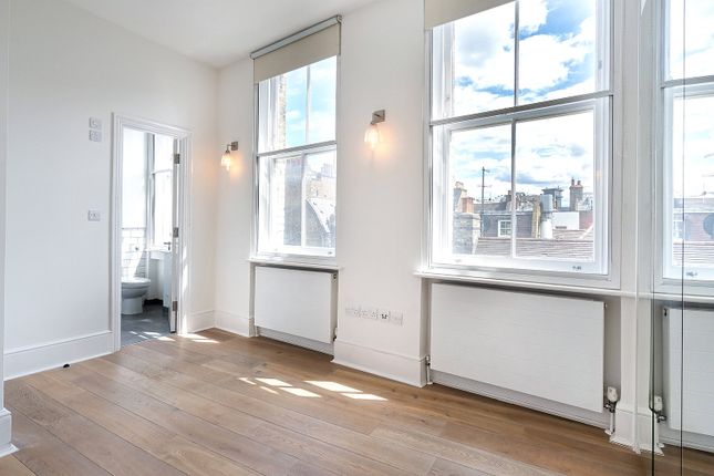 Flat to rent in Shaftesbury Avenue, London
