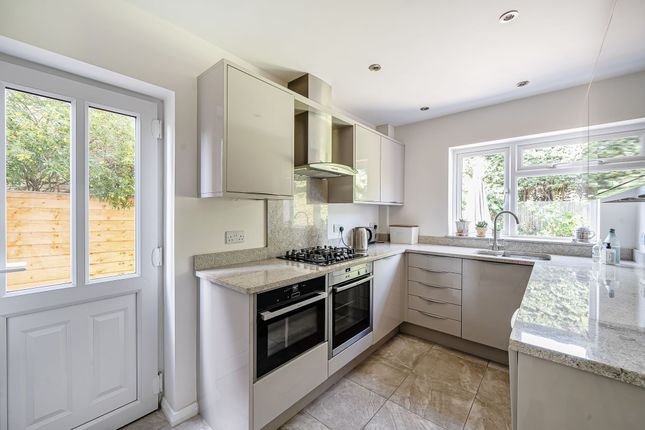 8 Richmond Way, Leatherhead photo 4
