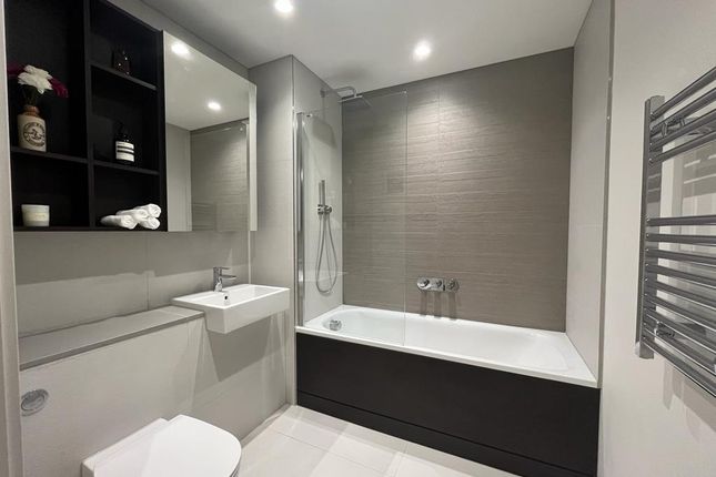 Flat for sale in Moulding Lane, London