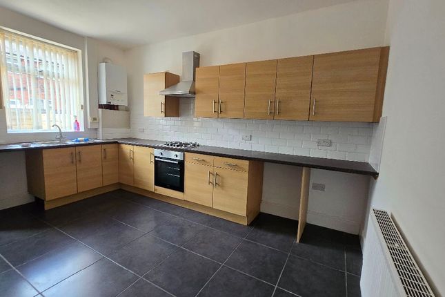 64 Coalshaw Green Road, Oldham photo 4