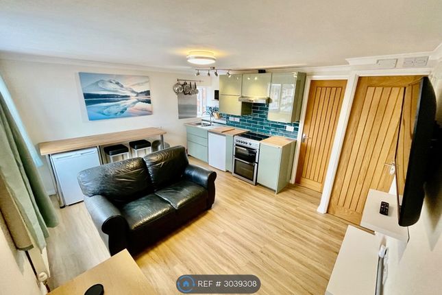 Euclid St Flat E, Swindon photo 4