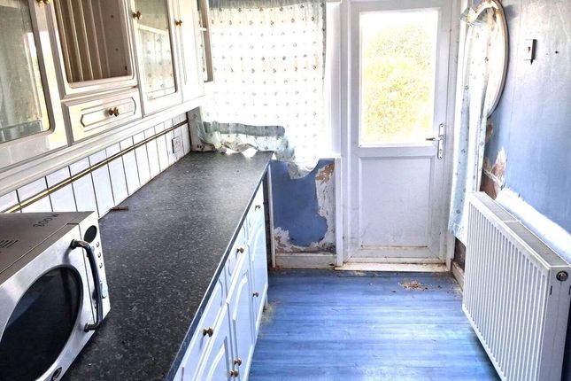 5, Clifton Avenue, Hanworth photo 3