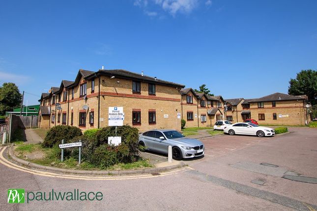 Thumbnail Flat for sale in Victoria Close, Cheshunt, Waltham Cross