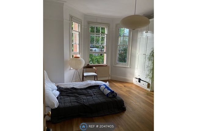 Room to rent in Boundaries Mansions, London