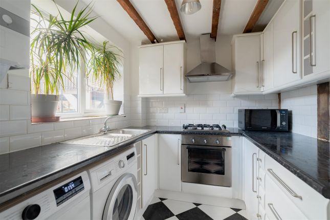 33, Chapman Way, Cheltenham photo 2