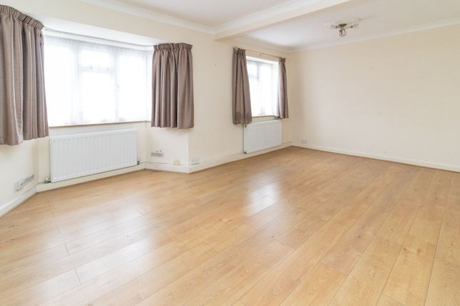 1 Penshurst Court, Edgware photo 2