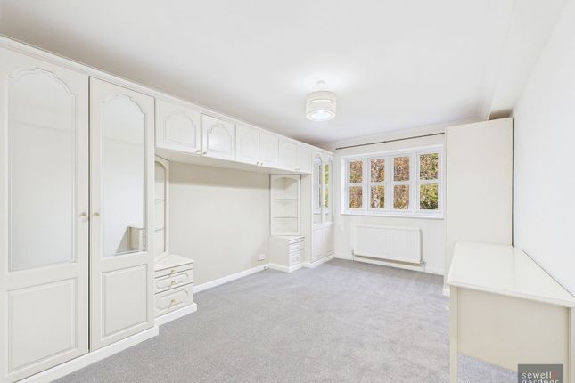 8 St Christopher's Court, Chorleywood, Hertfordshire photo 2