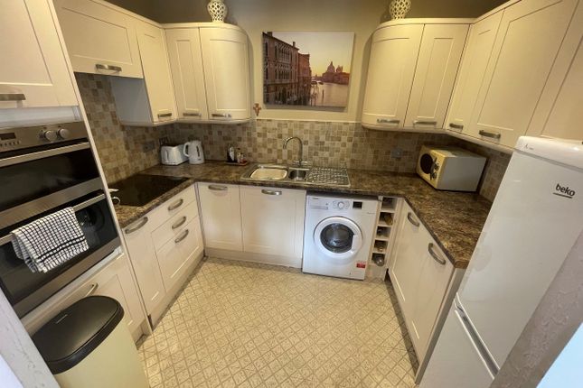 28, Ashley Court, Hatfield photo 4