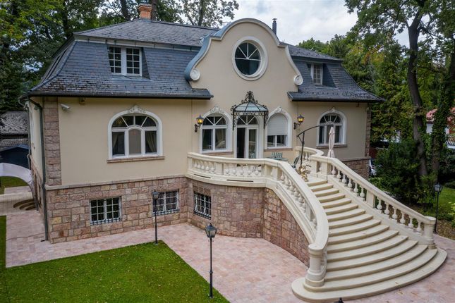 Villa for sale in Adyliget, Budapest, Hungary