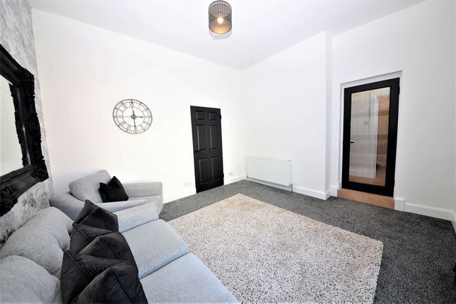8 Oswald Place, Leven photo 4