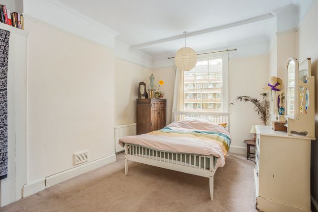 Link-detached house for sale in Woodstock Road, London