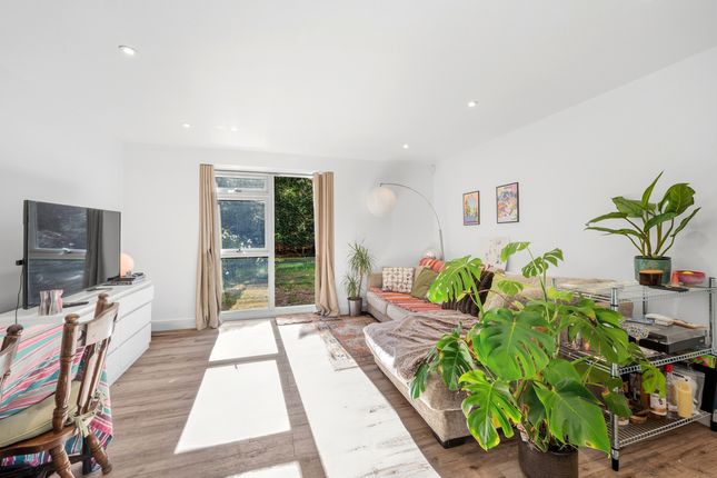 Flat 3, 2 Henfield Road, London photo 2