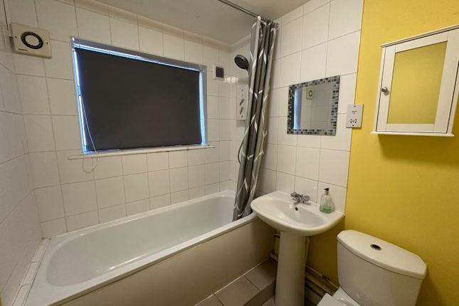 Flat 2, 103, Byron Road, Harrow photo 4