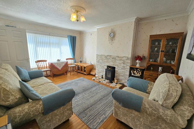 7 Highland Close, Bridgend photo 2