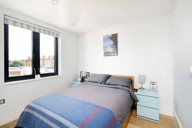 Flat for sale in Kilburn Park Road, London