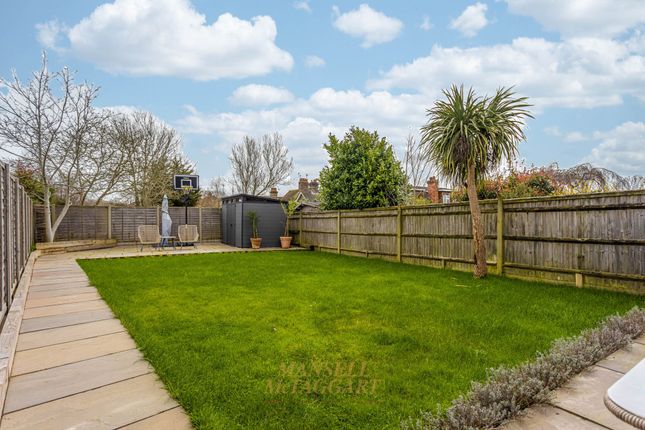99 Dunnings Road, East Grinstead photo 2