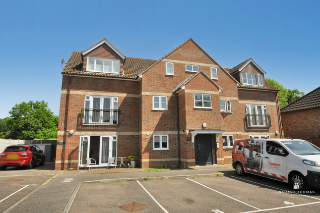 Thumbnail Flat for sale in Rayleigh Road, Benfleet