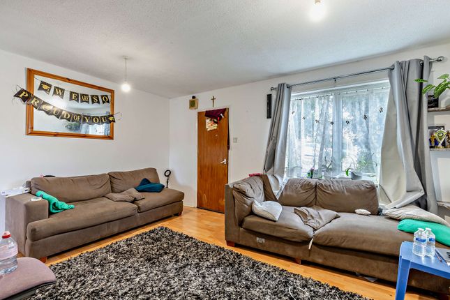 5 Oakridge, Oakridge, Milton Keynes photo 2