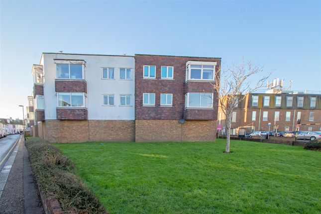 Flat to rent in Swanborough Court, Shoreham-By-Sea