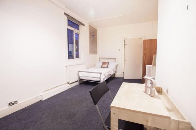 Thumbnail Room to rent in Kilburn High Road, London