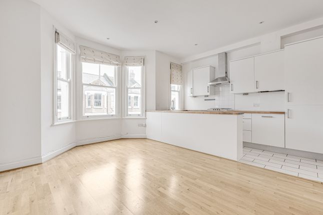 Flat to rent in Brayburne Avenue, Clapham Town