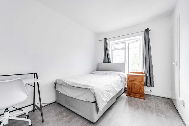9, Catherines Close, London photo 2