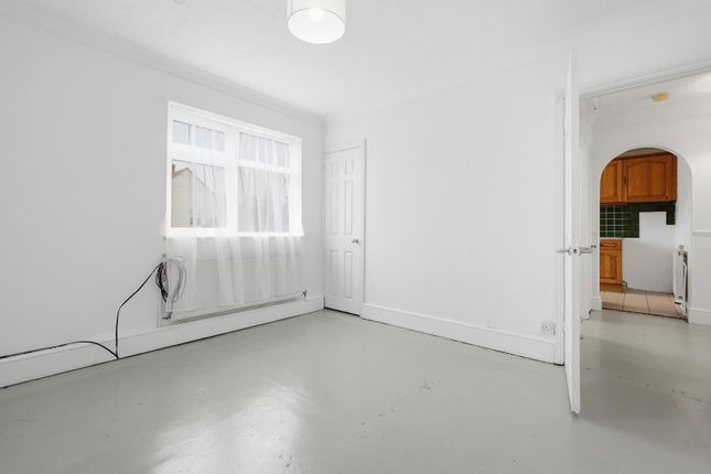 13, Thurlby Close, Woodford Green photo 4