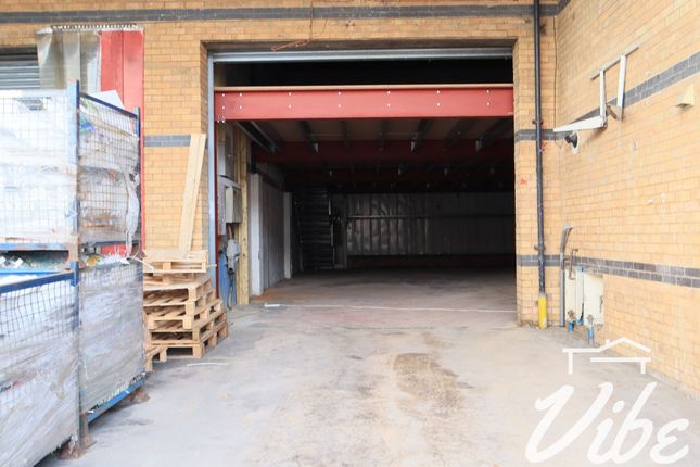 Warehouse to let in Theydon Road, London