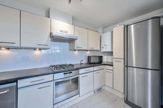 Flat to rent in Tidlock House, Thamesmead, London