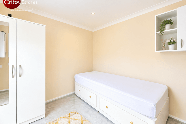 4 Sycamore Gardens, Mitcham photo 3