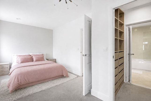 105, Bunns Lane, London photo 4