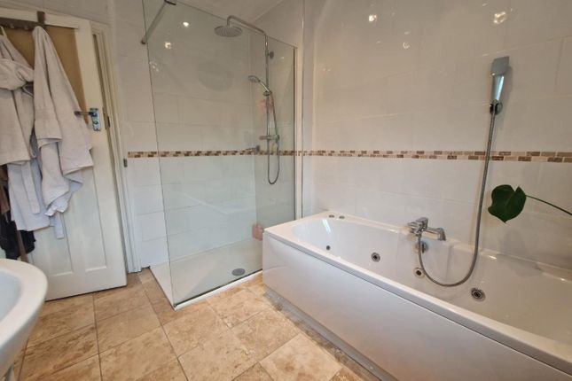 Flat for sale in Goldings Hill, Loughton