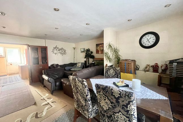 Highmeadow Crescent, London photo 2