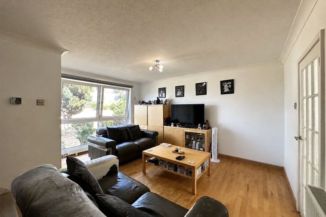 10, Rayleas Close, London photo 3