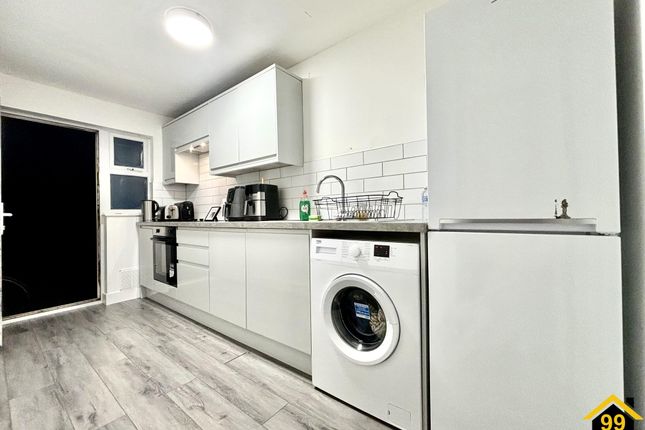 Flat for sale in Abbotswood Way, Hayes, Greater London