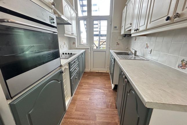 Flat 2, 5, Albion Crescent, Scarborough photo 3