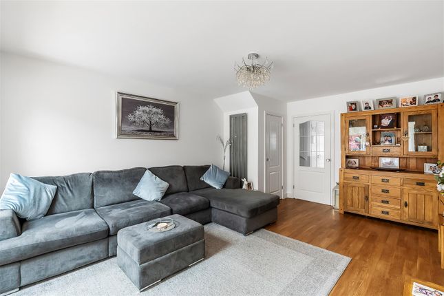 3, Tealby Close, Tadworth photo 4