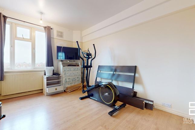 Flat for sale in Streatham High Road, London