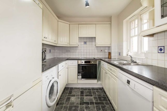 Flat to rent in Fawcett Close, London