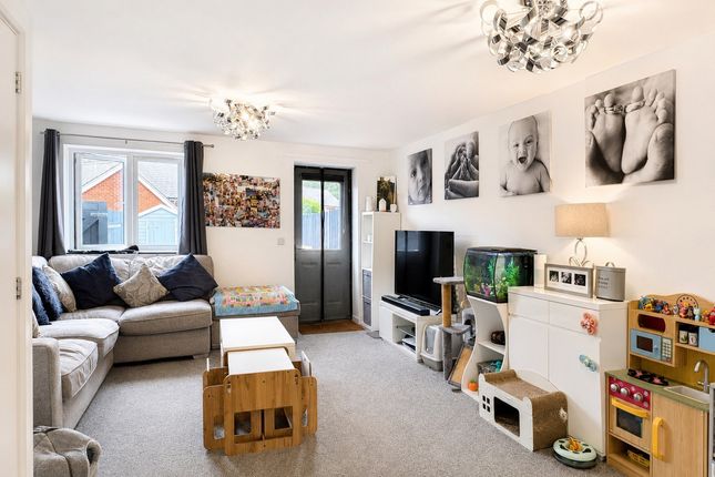 28, Horseshoe Cresent, Longham photo 3