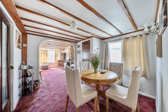 11 The Grove, Woodside Park, Luton photo 4