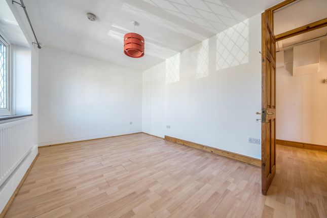 88, Gregory Crescent, London photo 5