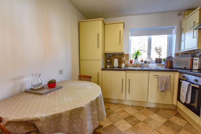 4, Reine Barnes Close, Dursley photo 3