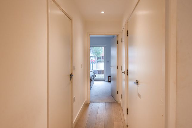Flat 2, Burnell Building, London photo 4
