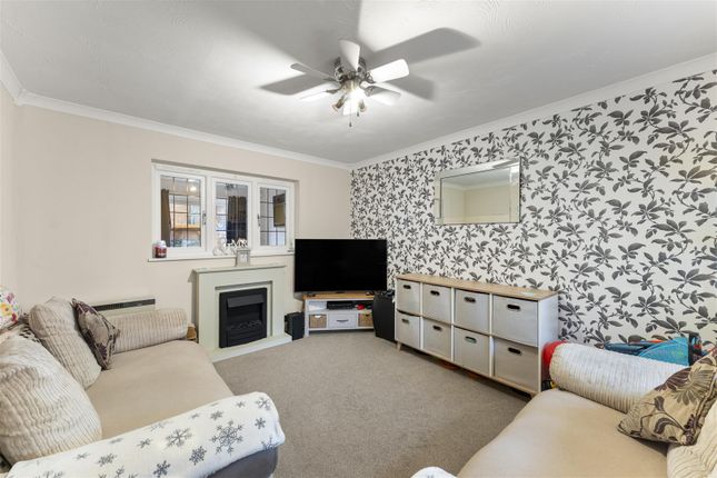 98, Verona Close, Uxbridge photo 3