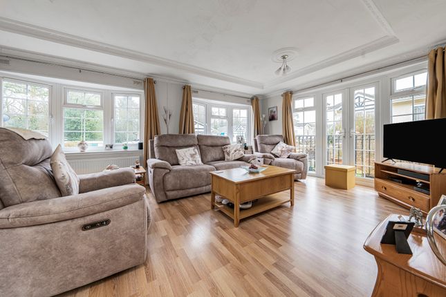 25, Wyatts Covert, Uxbridge photo 2