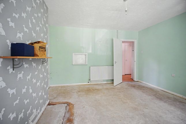 2 Gibbins Lane, Bracknell photo 4