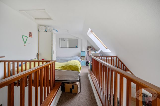 8, Hodgson Gardens, Guildford photo 4