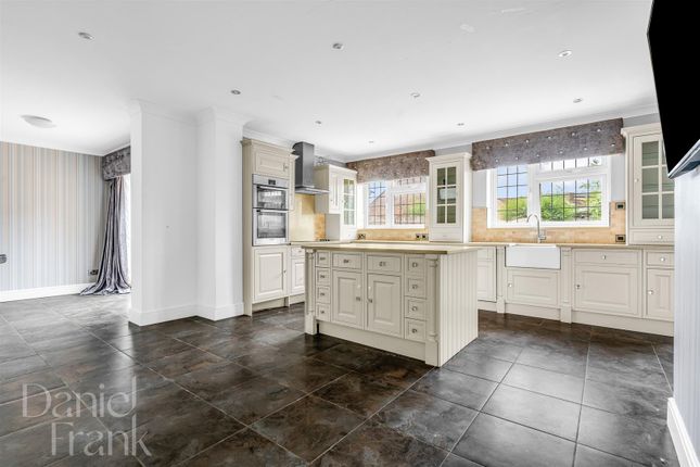 9, Durnell Way, Loughton photo 4